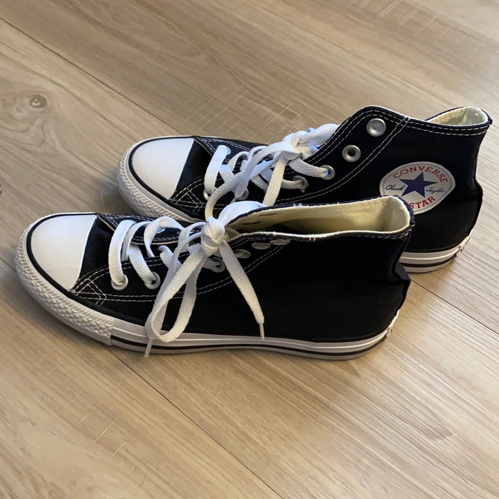 Black Women’s Hightop Converse (Size 7)
